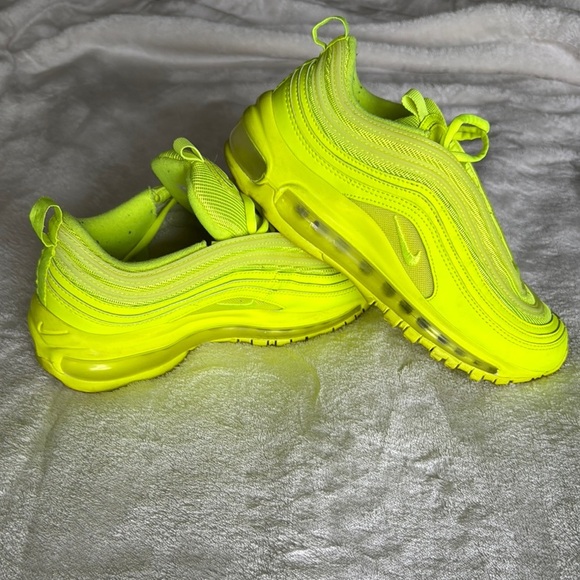 Nike Green Sneakers Vibrant Style Comfort - Picture 1 of 4